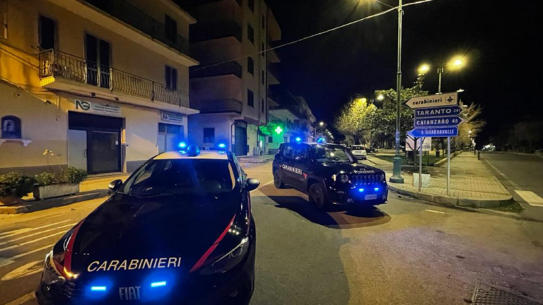 ‘Ndrangheta, blitz sulla costa ionica: gli affari del clan, la latitanza del boss e il coinvolgimento della politica – NOMI