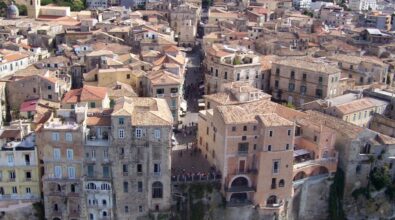 Tropea, 4 milioni per mettere in sicurezza la rupe e il centro storico ma il Comune non ha tecnici qualificati e avvia lo scouting