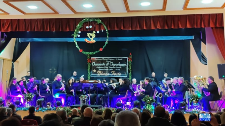 A Filadelfia grande successo per il concerto di Capodanno. E nel clima di festa il sindaco annuncia: «Il Comune non sarà sciolto»