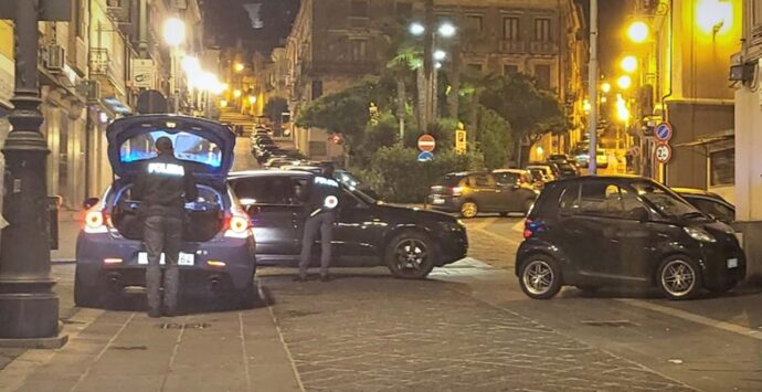 Vibo, sfreccia a forte velocità in centro e non si ferma all’alt della Polizia: arrestato e denunciato per guida in stato di ebbrezza