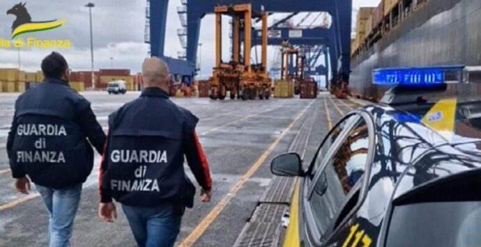 ‘Ndrangheta, ottiene i domiciliari il doganiere di Mileto accusato di aver favorito il traffico di droga al porto di Gioia