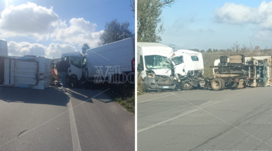 Incidente stradale a Filandari, scontro frontale tra un furgone e un mezzo della nettezza urbana: l’autista del camion incastrato nell’abitacolo