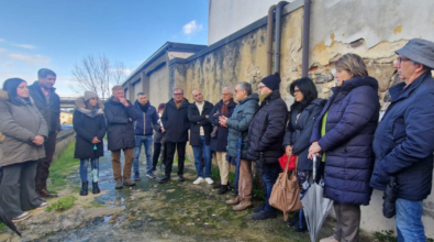 Un fiore ai migranti sepolti al cimitero di Bivona: parte da qui l’appello di Libera Vibo per «la pace e una politica più umana»