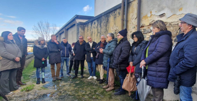 Un fiore ai migranti sepolti al cimitero di Bivona: parte da qui l’appello di Libera Vibo per «la pace e una politica più umana»