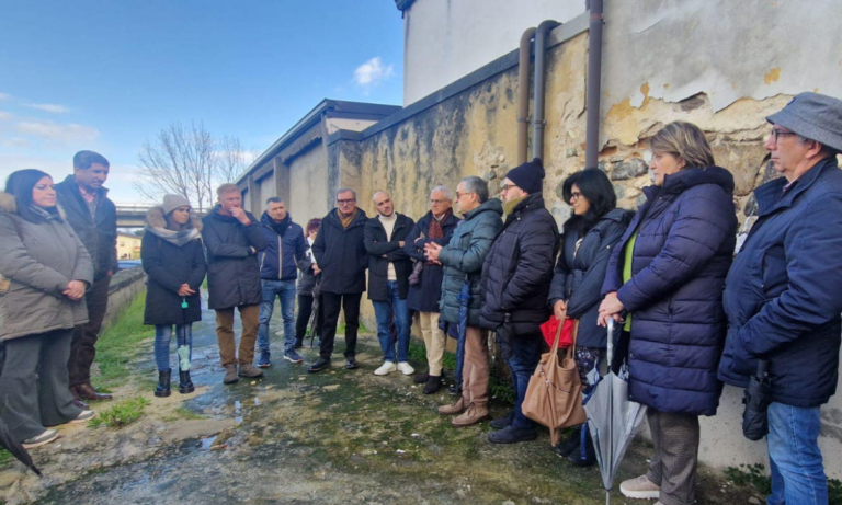 Un fiore ai migranti sepolti al cimitero di Bivona: parte da qui l’appello di Libera Vibo per «la pace e una politica più umana»