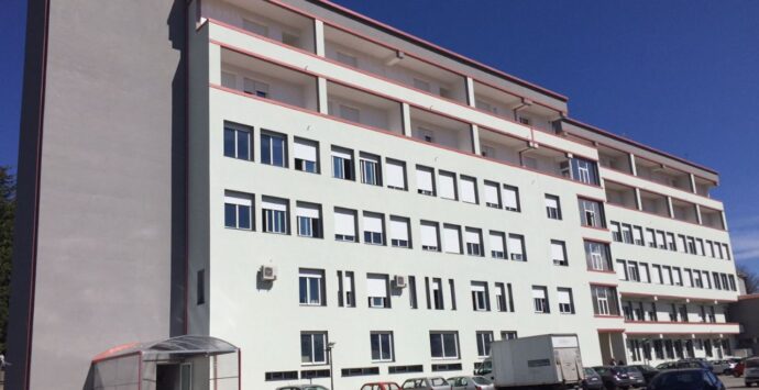 Opposizione e movimento Serra al centro contro il sindaco Barillari sulla gestione dell’Ospedale San Bruno: «Si è svegliato per le elezioni»