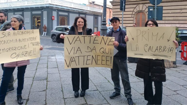 Calderoli a Vibo per l’Autonomia differenziata fugge dalle domande, Città Attiva: «La Calabria che alza la testa fa paura»