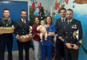 La Befana arriva con la Guardia costiera: ai piccoli pazienti della Pediatria di Vibo doni e sorrisi dal capitano e i suoi uomini