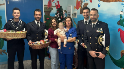 La Befana arriva con la Guardia costiera: ai piccoli pazienti della Pediatria di Vibo doni e sorrisi dal capitano e i suoi uomini