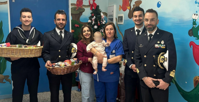 La Befana arriva con la Guardia costiera: ai piccoli pazienti della Pediatria di Vibo doni e sorrisi dal capitano e i suoi uomini