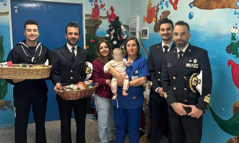 La Befana arriva con la Guardia costiera: ai piccoli pazienti della Pediatria di Vibo doni e sorrisi dal capitano e i suoi uomini