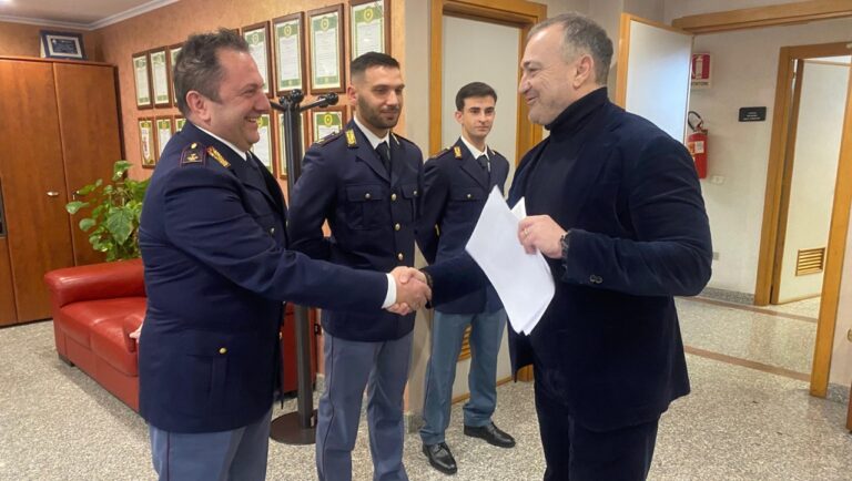 Tropea, fermano un ladro e restituiscono la refurtiva al proprietario: tre poliziotti premiati dal questore