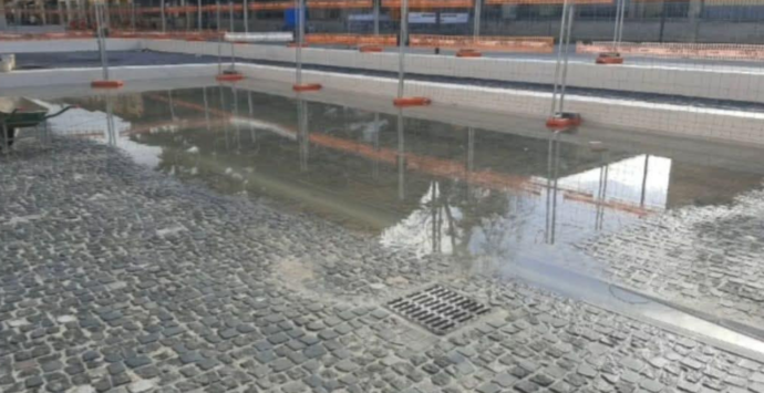 La nuova “piscina” di Vibo? Di fronte al Municipio. I social rilanciano una foto con la piazza allagata e il Comune si arrabbia: «È vecchia di una settimana»