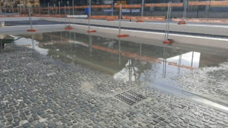 La nuova “piscina” di Vibo? Di fronte al Municipio. I social rilanciano una foto con la piazza allagata e il Comune si arrabbia: «È vecchia di una settimana»