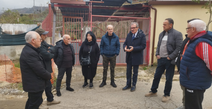 Vibo, sopralluogo del sindaco Romeo nella frazione San Pietro: «Entro 50 giorni la strada verrà riaperta»