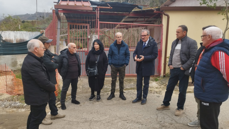 Vibo, sopralluogo del sindaco Romeo nella frazione San Pietro: «Entro 50 giorni la strada verrà riaperta»