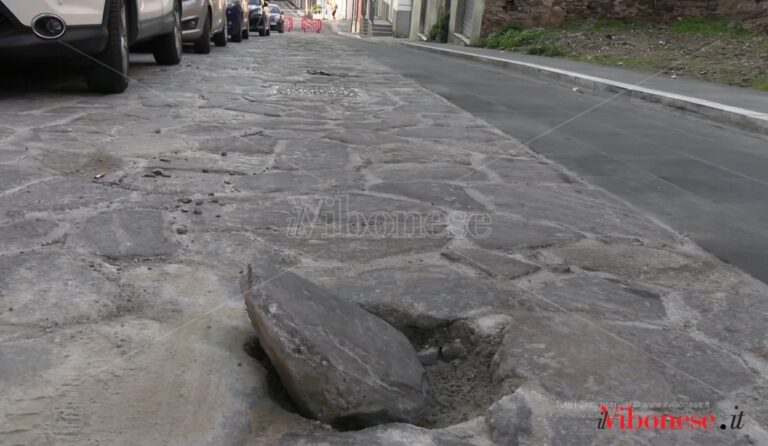 Via Scesa del Gesù chiusa di nuovo, i consiglieri Tucci e Cutrullà: «Invece di fare passerelle la giunta Romeo segua i cantieri»