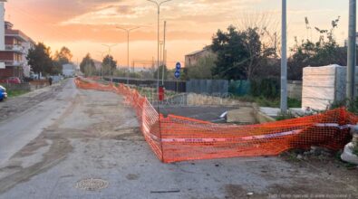 Dopo 13 anni il sottopasso di Vibo Marina è finito ma ancora chiuso: «Mancano delle carte». E la strada per raggiungerlo è disastrata – VIDEO