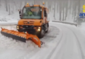 La neve continua a cadere sui monti vibonesi, mezzi in azione sulla strada tra Mongiana e Nardodipace