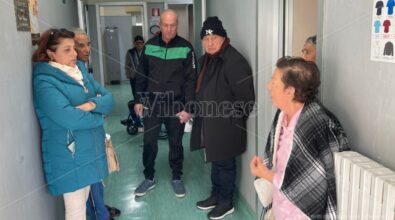 La protesta prima della dialisi, a Tropea malati esasperati dalla carenza di personale: «Entriamo distrutti, usciamo peggio» – VIDEO
