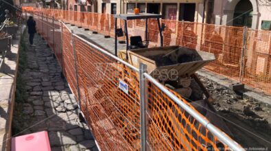 Vibo, scempio in via Luigi Razza: basole rimosse con la ruspa e senza essere numerate. L’assessore: «Rimedieremo con le foto»