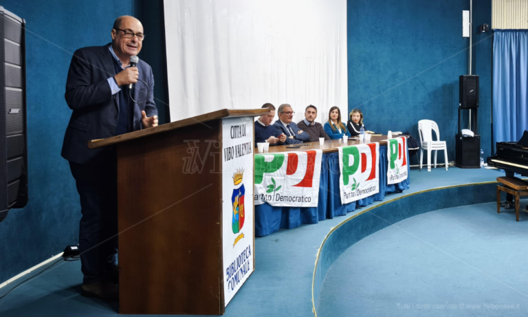 «La destra chiede voti ai calabresi e poi li pugnala alle spalle», Zingaretti a Vibo rilancia l’azione del Pd