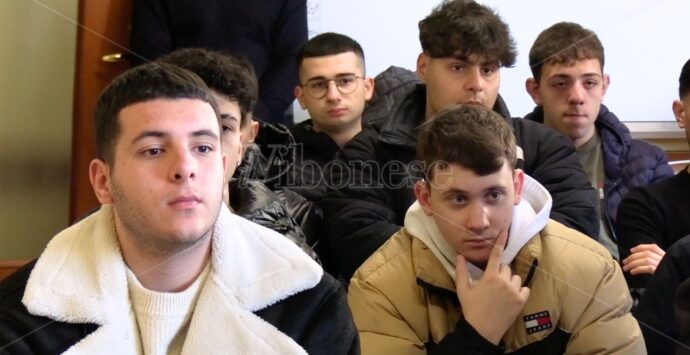Gli studenti di Vibo al fianco dei non vedenti danno voce alle favole di Strati: «Grati alla scuola per questa opportunità» – VIDEO