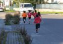 Il reportage tra i bambini che si allenano in strada tra rifiuti e auto perché Vibo non ha (ancora) una pista di atletica – VIDEO