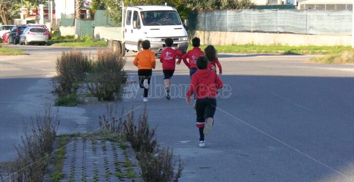 Il reportage tra i bambini che si allenano in strada tra rifiuti e auto perché Vibo non ha (ancora) una pista di atletica – VIDEO