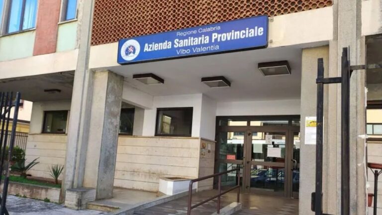 Sul piede di guerra i 34 precari Arpal in servizio all’Asp di Vibo: «Dopo 11 anni di lavoro ci riducono orario e stipendio»