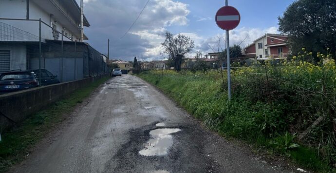 Jonadi, in località Santa Chiara viabilità a pezzi: «Un vero e proprio calvario» – FOTO