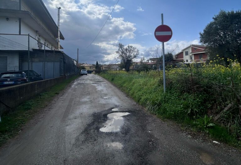 Jonadi, in località Santa Chiara viabilità a pezzi: «Un vero e proprio calvario» – FOTO