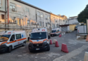 Caos all’ospedale di Vibo, ambulanze in fila con i pazienti a bordo: mancano barelle e posti letto