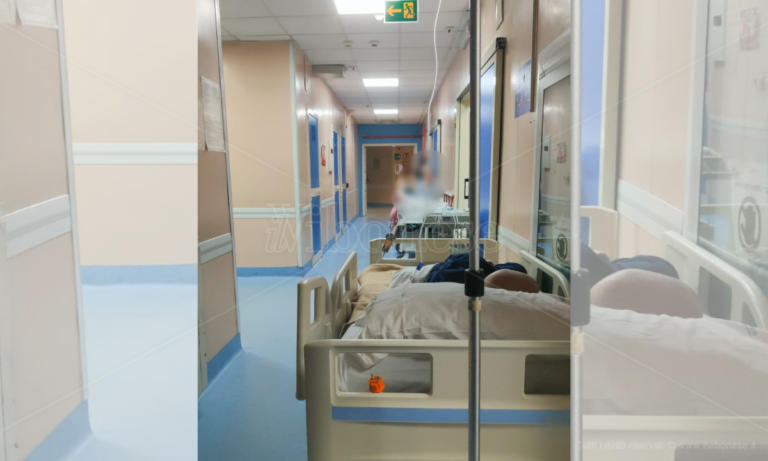 Pronto soccorso di Vibo come un ospedale di guerra: «Decine di pazienti che si lamentavano sulle barelle nei corridoi»