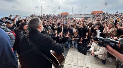 Calabria in delirio per Brunori reduce da Sanremo: bagno di folla all’Unical per il cantautore di San Fili