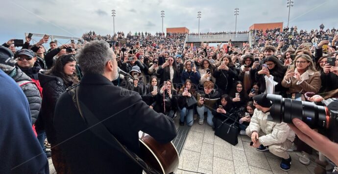 Calabria in delirio per Brunori reduce da Sanremo: bagno di folla all’Unical per il cantautore di San Fili