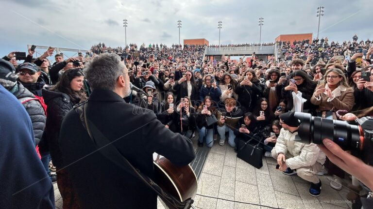 Calabria in delirio per Brunori reduce da Sanremo: bagno di folla all’Unical per il cantautore di San Fili