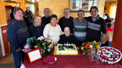 Otto figli e il lavoro come carbonaia, a Fabrizia festa per i 101 anni di nonna Rosina – VIDEO