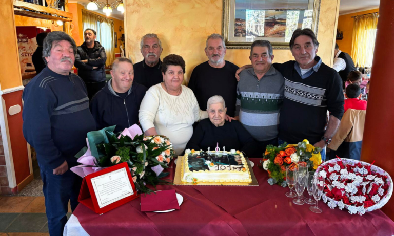 Otto figli e il lavoro come carbonaia, a Fabrizia festa per i 101 anni di nonna Rosina – VIDEO