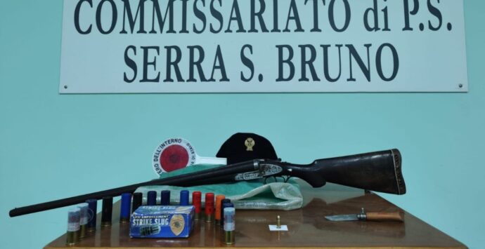 Sorpreso in auto con un fucile, munizioni e un coltello di 16 centimetri: un arresto a Serra San Bruno