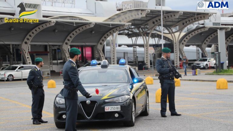 Nel 2024 intercettati 3 milioni di euro in contanti all’aeroporto di Lamezia. E i traffici continuano anche nel nuovo anno