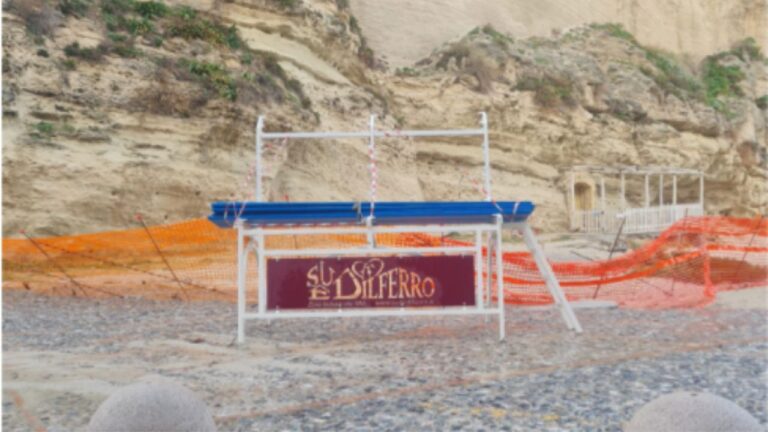 Divelta la panchina gigante installata ai piedi dell’Isola di Tropea, Piserà: «Comunità privata di uno spazio di condivisione»