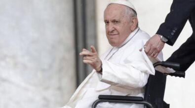 Papa Francesco, crisi respiratoria superata per il pontefice che ringrazia medici e fedeli