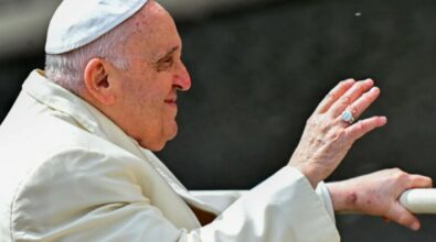 Papa Francesco «in lieve miglioramento, non si sono verificate altre crisi respiratorie». La prognosi resta riservata