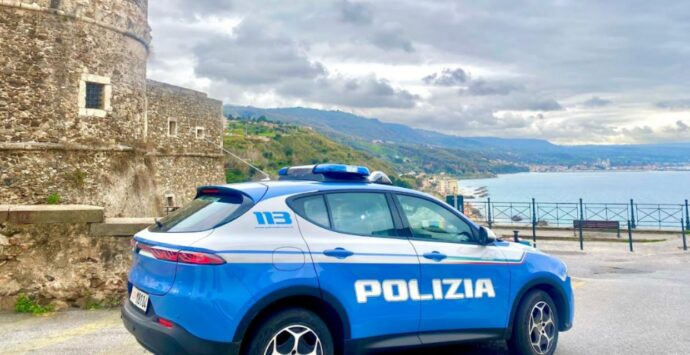 Sorpresi dai poliziotti mentre cercano di introdursi in un condominio a Pizzo, denunciate tre persone