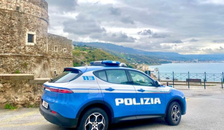 Sorpresi dai poliziotti mentre cercano di introdursi in un condominio a Pizzo, denunciate tre persone