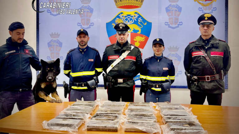 Sorpreso tra Pizzo e Sant’Onofrio con 22 kg di cocaina nascosti in un vano segreto sotto il sedile dell’auto