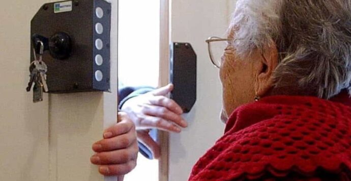 Truffe agli anziani, il Comune di Vibo vara un progetto per aiutarli a non cadere in trappola: «Numero verde e volontari di supporto»