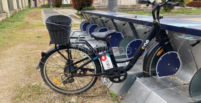 Bike sharing a Vibo, il servizio fantasma annunciato da una miriade di cartelloni pubblicitari. Catania (Cnl): «Ci stiamo riorganizzando» -VIDEO