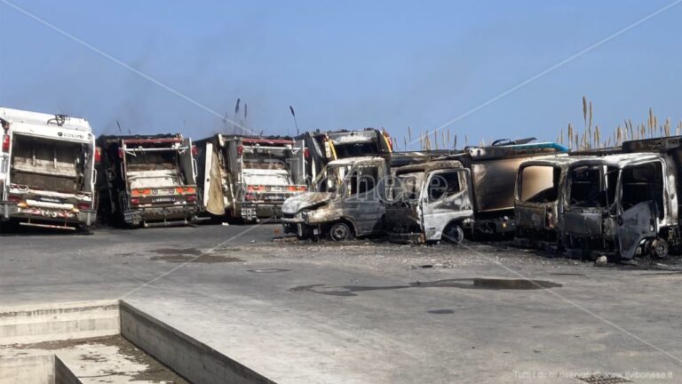 Camion dei rifiuti incendiati a Tropea, la Cgil Area Vasta: «Gravissimo, si faccia luce su quanto accaduto»